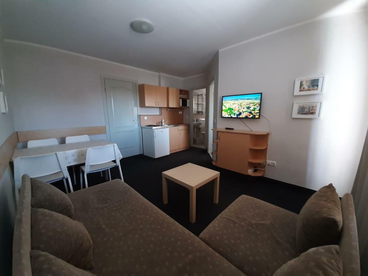 Familia Apartmanhaz كيستاي المظهر الخارجي الصورة